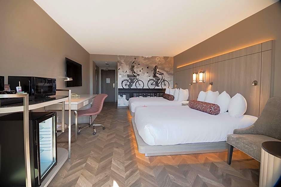 Coast Victoria Hotel & Marina by APA