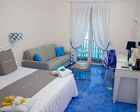 Family Room with Sea View and Balcony