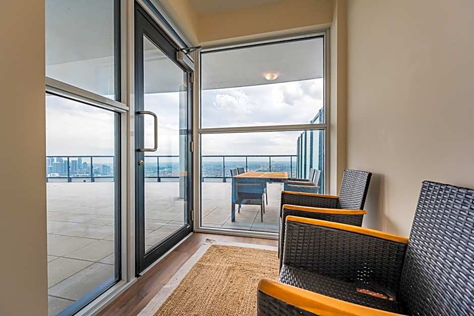 Amazing 3 Bed 4 Bath Penthouse with Roof Top Terrace close to Airport