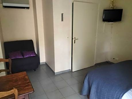 King Room with Roll-In Shower - Disability Access