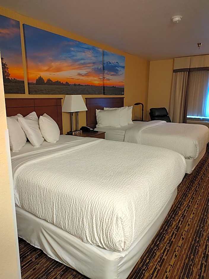 Days Inn & Suites by Wyndham Fargo 19th Ave/Airport Dome