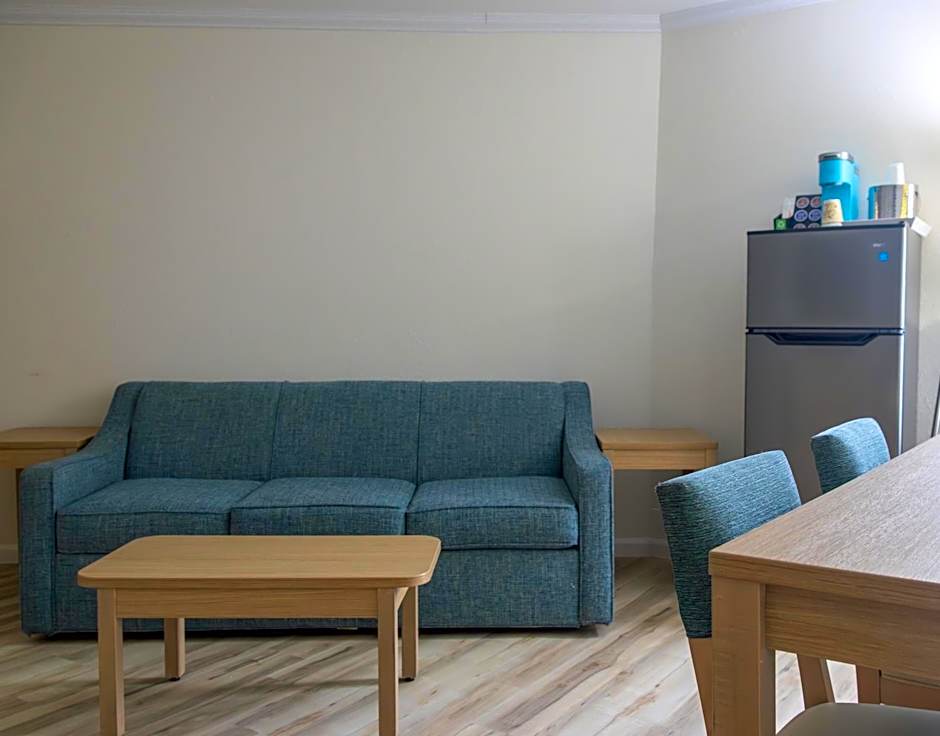 New 2025-Ocean Sands Beach Boutique Inn-Sauna and Salt-Mineral Pool -Free Beach Bikes and Famous Beach-Nightly Popcorn-Bathrobes and Sunscreen in all rooms-Ultra Sparkling-Free Laundry-4 Grand Presidential Black Beds in all rooms-Savings#252-242-SAND