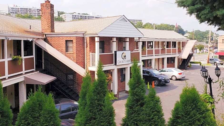 Central Motel Courtyard