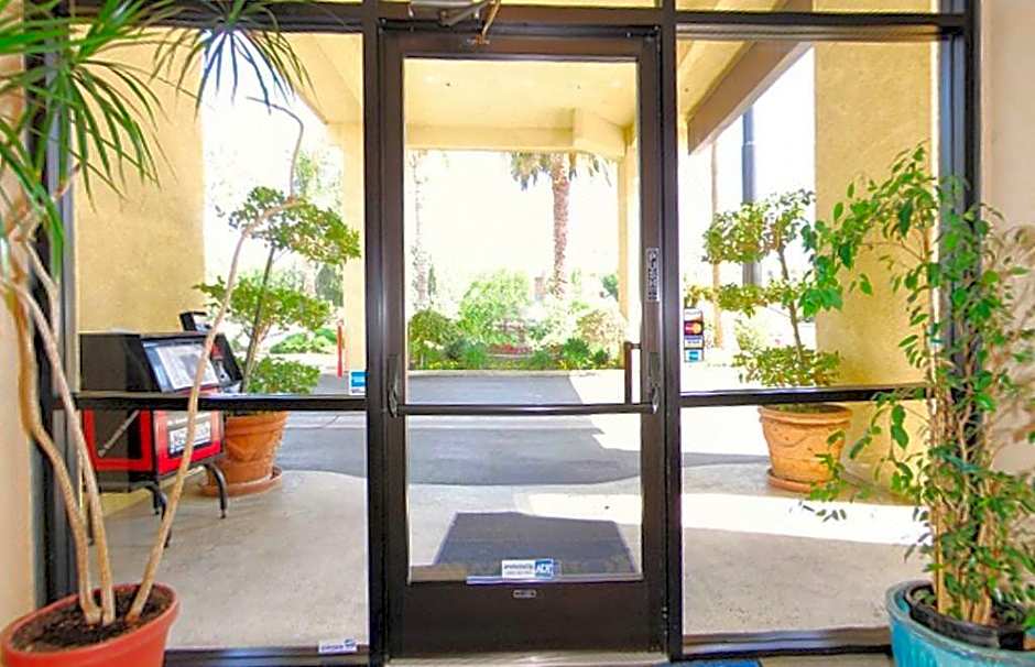 California Inn and Suites Bakersfield
