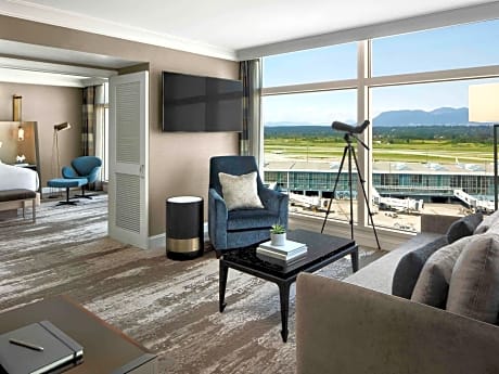 Fairmont Gold One Bedroom Suite Runway View - Lounge Access