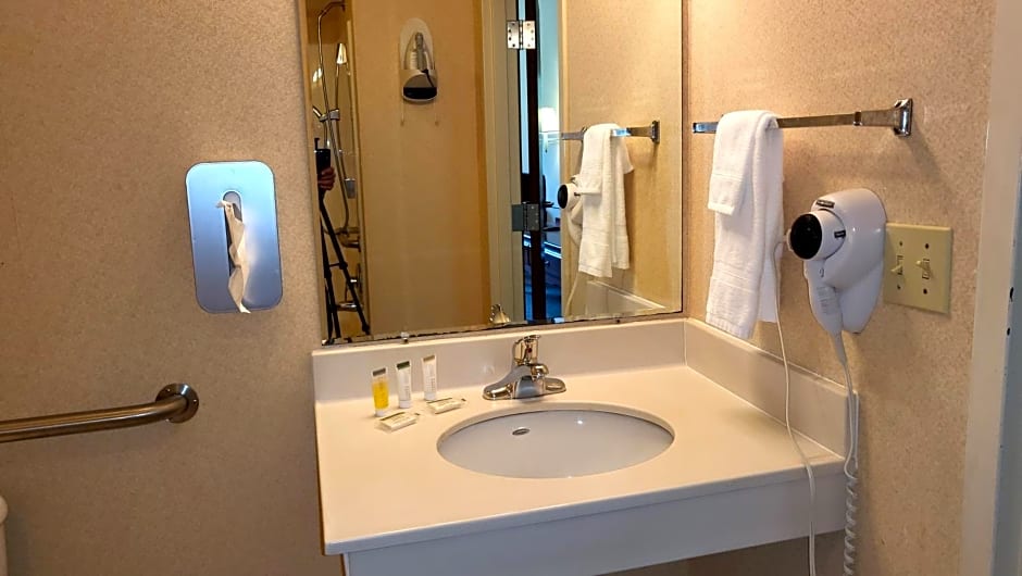 Magnuson Hotel West Liberty