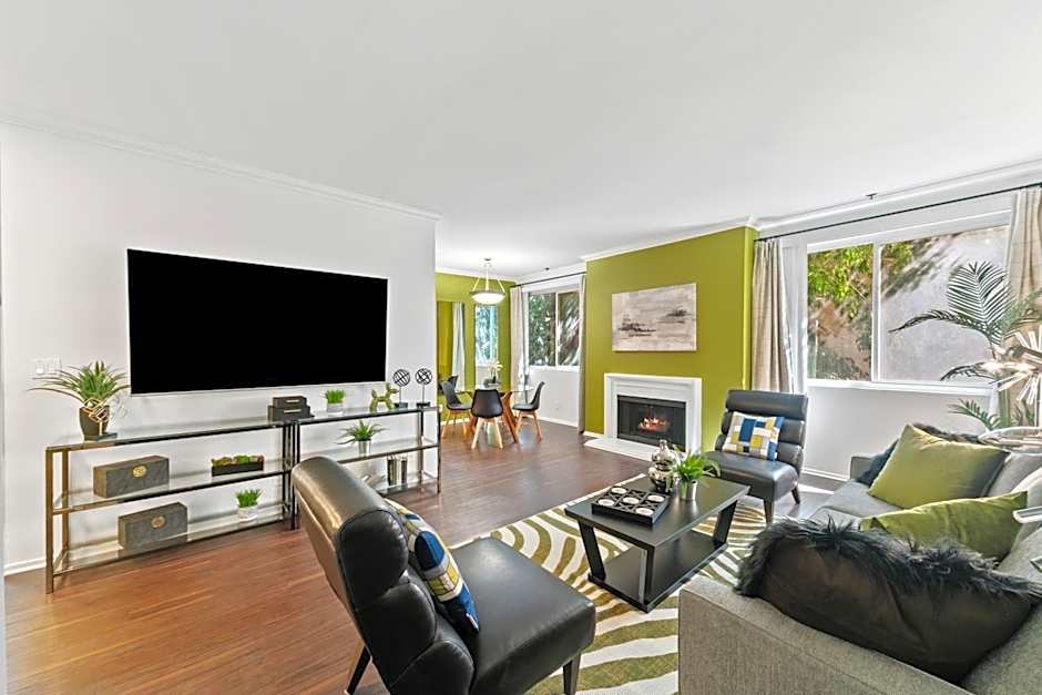 Beverly Hills Gem 1 BR Apt with Parking 218