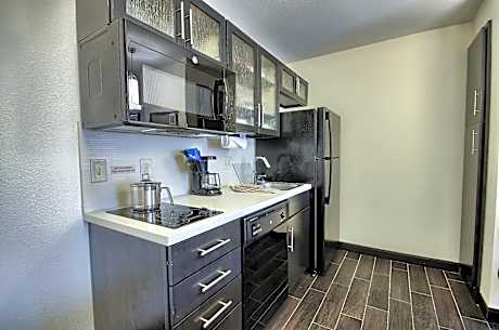 1 Queen 1 Bdrm Suite