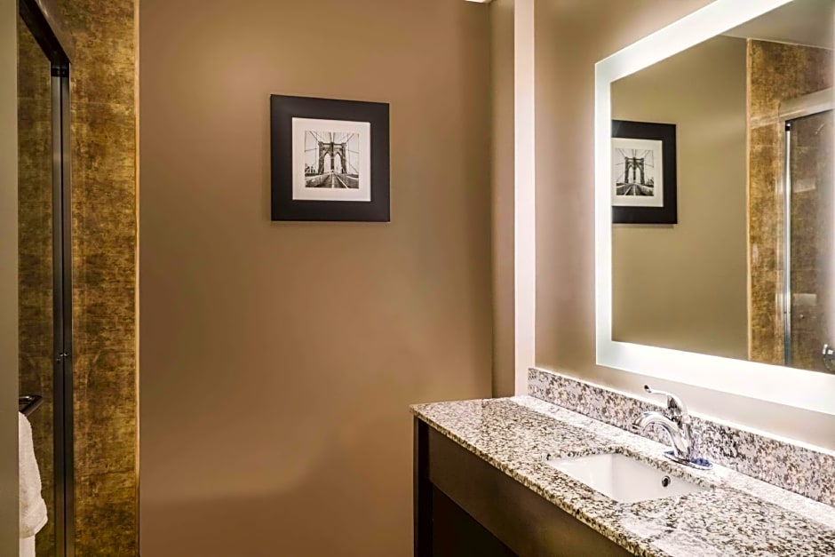 La Quinta Inn & Suites by Wyndham Brooklyn Central