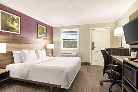 King Room with Bath Tub - Mobility/Hearing Accessible - Non-Smoking
