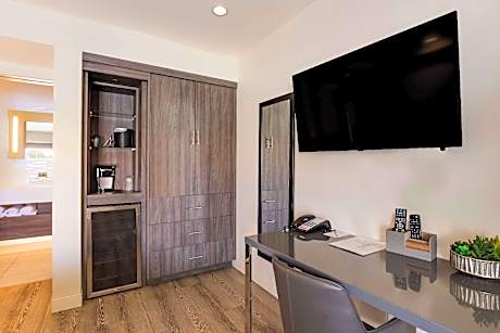 Suite 1 King Bed - Breakfast, Non Smoking, 2 Flat Screen Tvs, Sofa