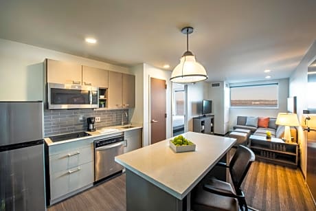 One-Bedroom King Suite with Sofa Bed, Kitchen and Roll-In Shower - Disability Access