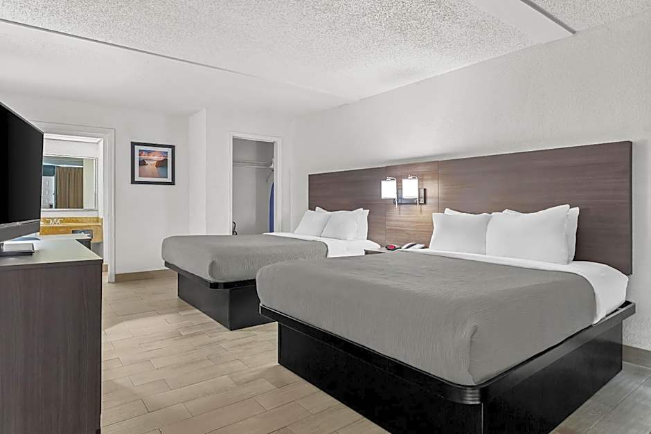 Quality Inn & Suites At Tropicana Field