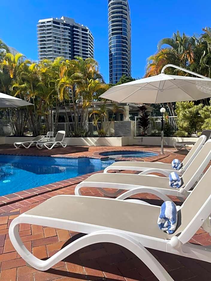 The Crest Apartments - Main Beach
