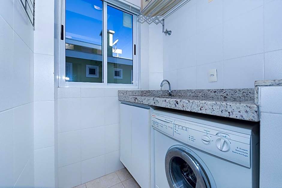 Porto Canoas 203 - Aconchegante apartamento em Bombas - Acomoda 4 pessoas - À poucos metros da praia - (Consultar serviços de roupa de cama e banho)