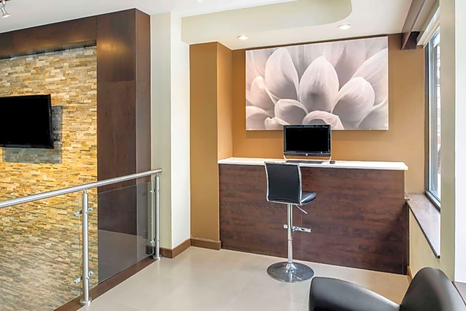 La Quinta Inn & Suites by Wyndham Oshawa