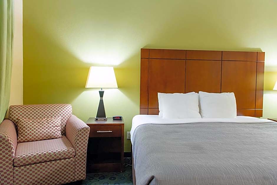 Quality Inn & Suites Bloomington I-55 and I-74