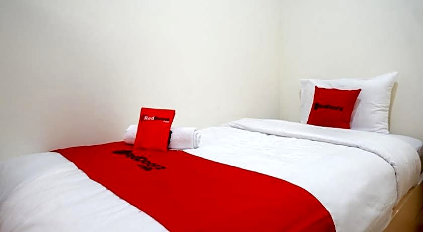 RedDoorz near Alun Alun Kudus 2