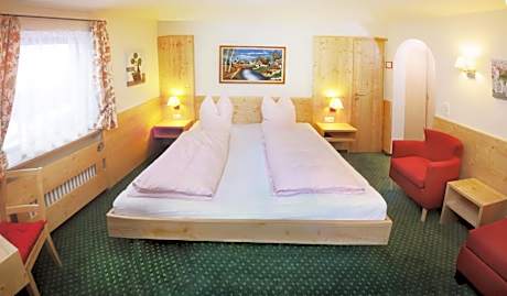 Family Room (2 Adults + 2 Children)