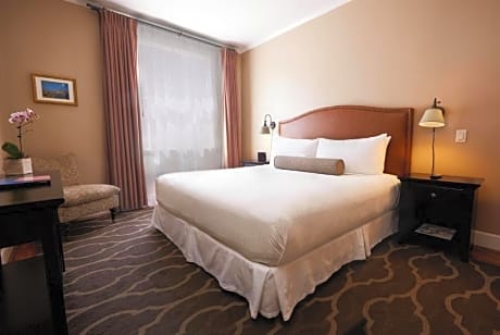 King Bed Junior Suite with Couch Pullout (1 King Bed and 1 Double Sofa Bed)