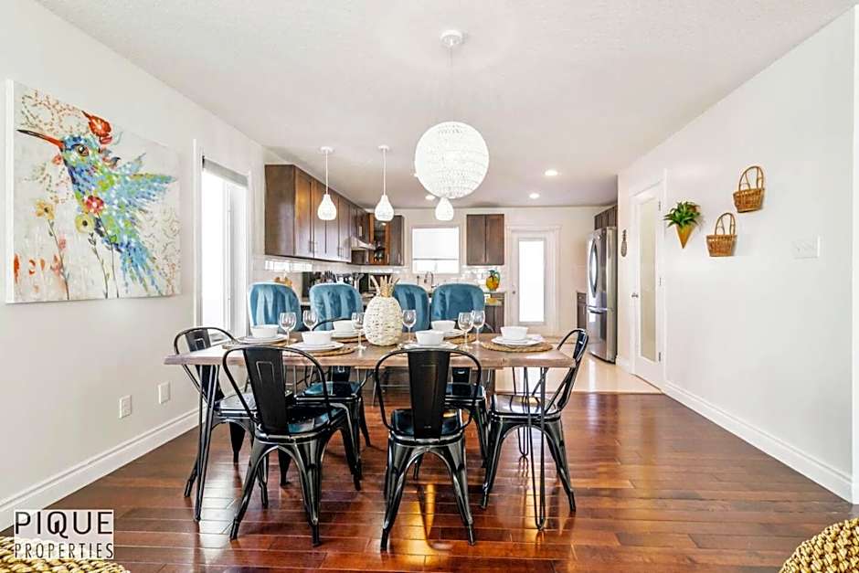 Tropical Oasis - King Beds - Free Netflix & Parking - Fast Wi-Fi
