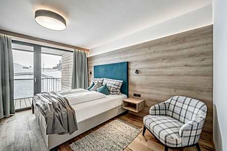 Apartment with Mountain View