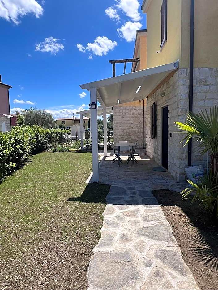 Casa Antia, nuovo bilocale con giardino in Residence con piscina