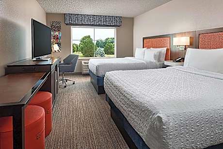 2 Queens Mobility Access W/Tub Nonsmoking