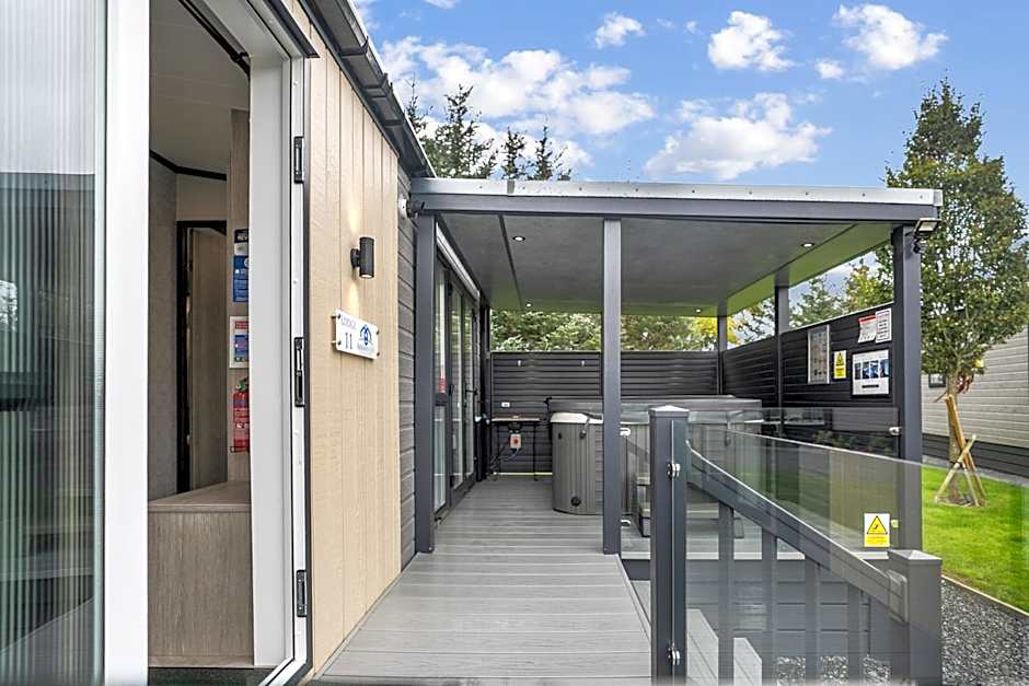 Arranview Lochside Pods & Lodges all with private Hot-tubs