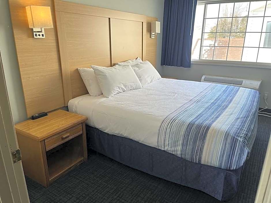 Days Inn & Suites by Wyndham Williamsburg IA North