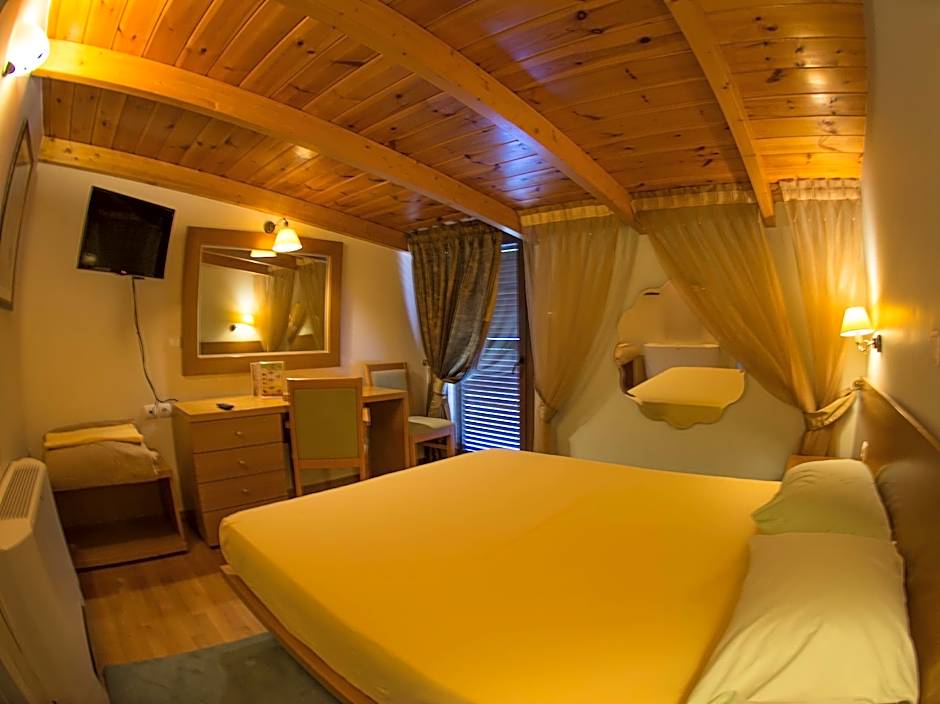 Photo 1 of 5 of Double Room