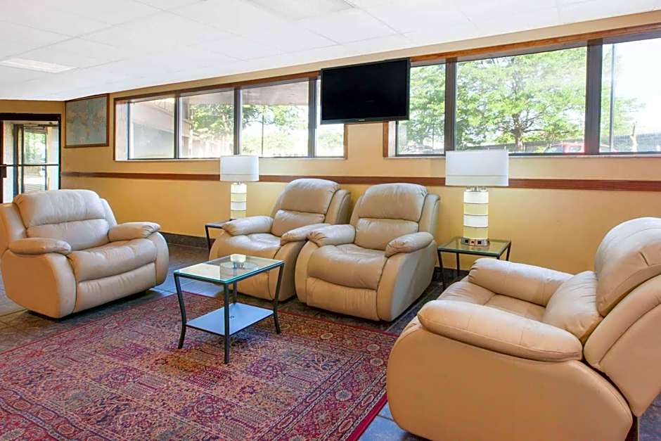 Days Inn & Suites by Wyndham Madison Heights MI