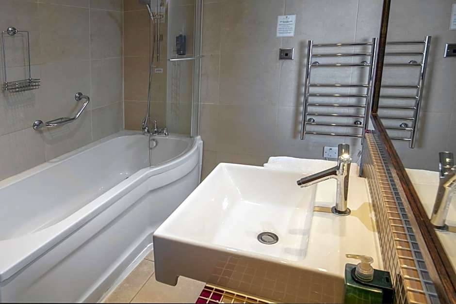 Clayton Crown Hotel London