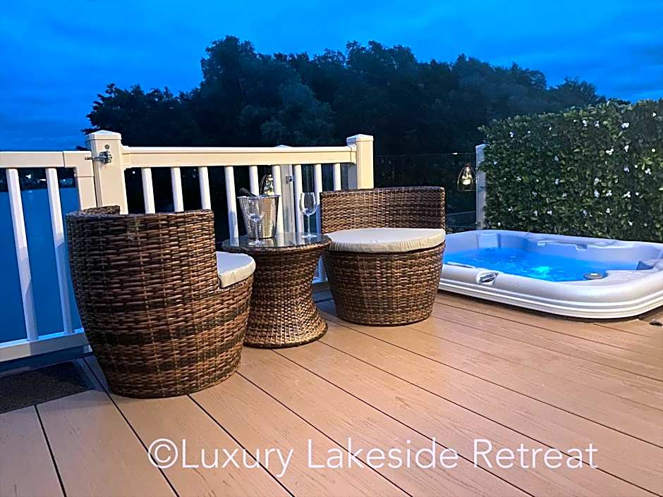 Lakeside Retreat With Hot Tub & Fishing Peg at Tattershall Lakes Country Park