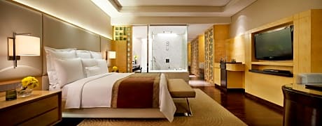 Executive King Room (Lounge Access) with 20% discount on food & soft beverages, spa and laundry