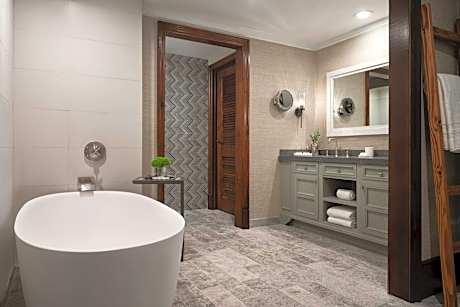 Club Executive Suite, Club Level, 1 Bedroom Suite, 1 King, Sofa Bed, Lake View, Top Floor