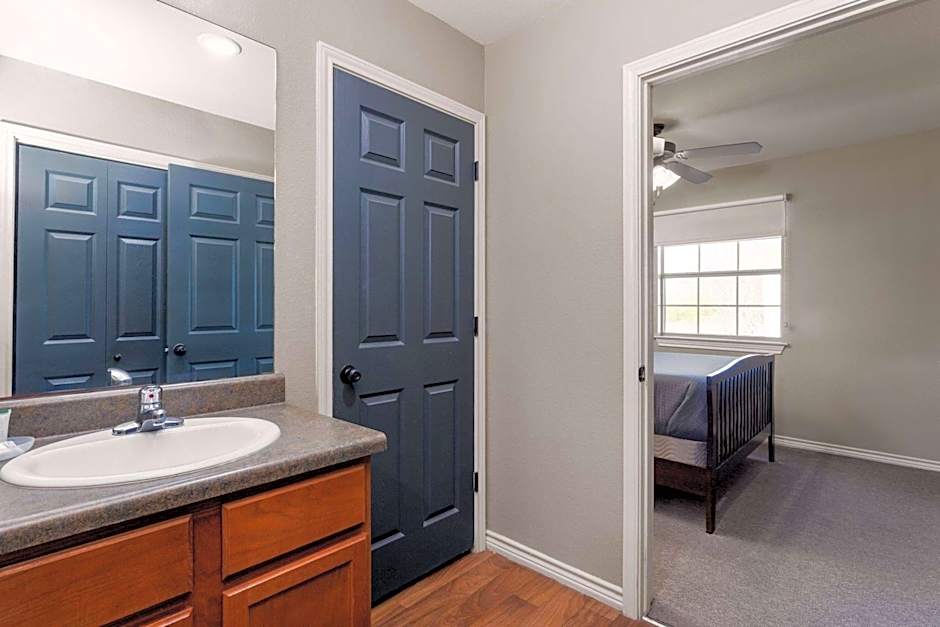 Eagle's Den Suites Kenedy a Travelodge by Wyndham