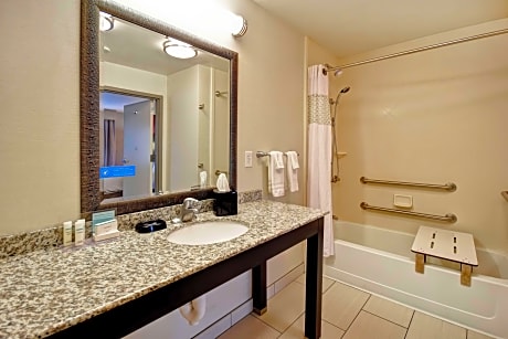 1 King Mobility/Hearing Access W/Tub Nonsmok