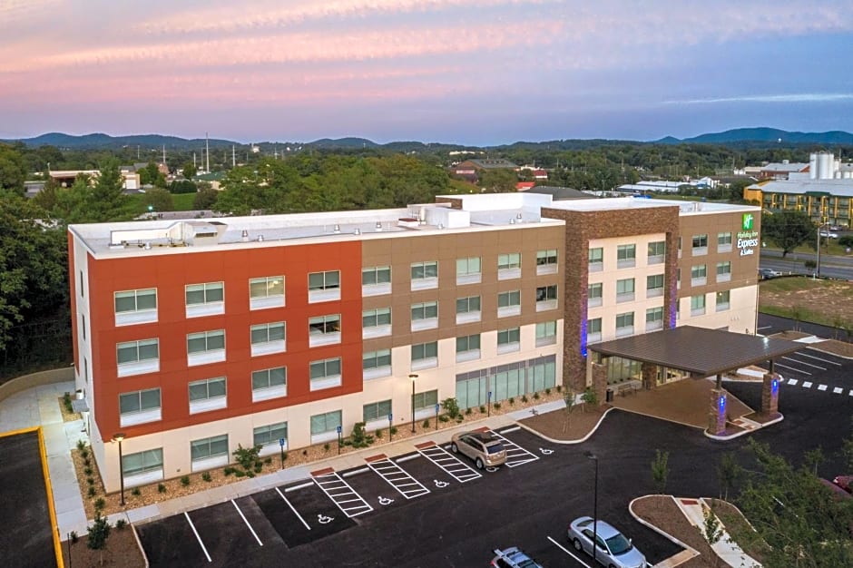 Holiday Inn Express & Suites Roanoke - Civic Center