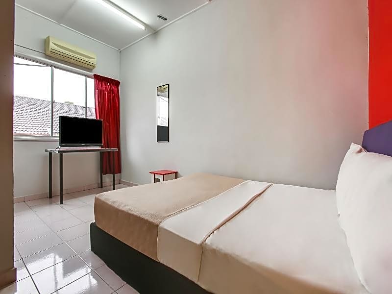 OYO 89615 T Family Hotel