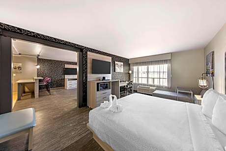 Suite-1 King Bed Non-Smoking Sofabed Kitchenette Living Room Wi-Fi Shower Only