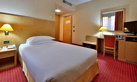 Standard Queen Room with One Single Bed - Non-Smoking