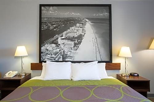 Super 8 by Wyndham Naples