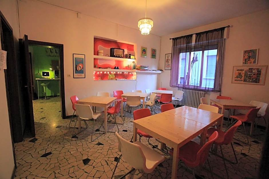 Sunflower City Student Hostel & Bar