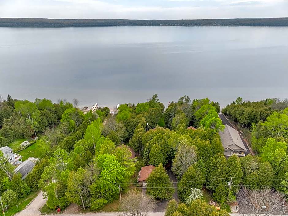 TGIF - Serene Waterfront Retreat