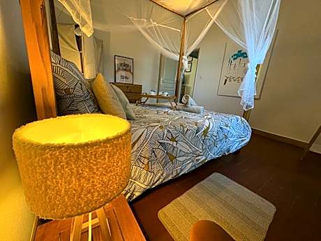 Apartment with Pool View