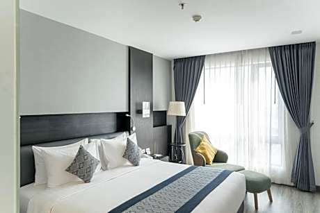 Executive King Room with River View - Non-Smoking