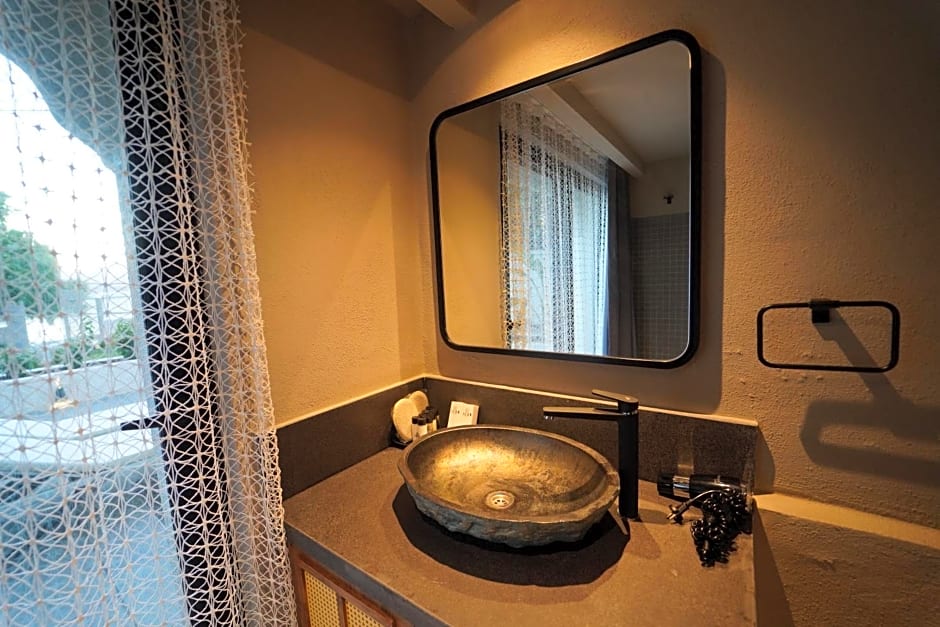 Icon Beach Suites Hotel Sovalye Island