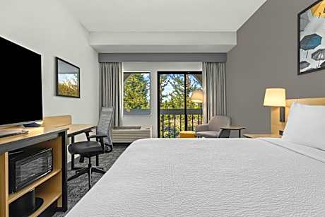 Deluxe King Room with Mountain View
