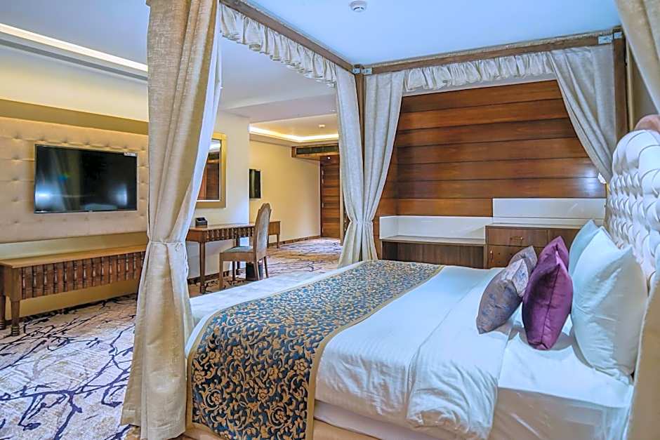 Photo 1 of 6 of Deluxe 1 King Bed
